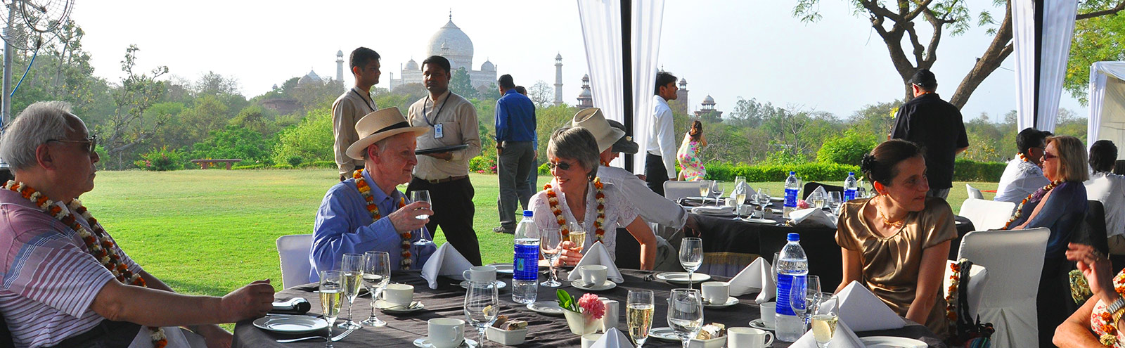 the maharajaexpress Champange breakfast overlooking Taj Mahal