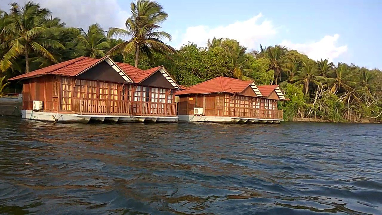 Poovar Floating Cottage